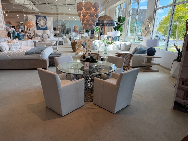 Round glass dinding table with 4 grey upholstered chairs